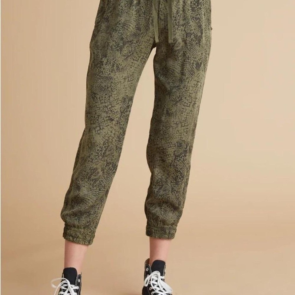 NWT Bella Dahl Print Pocketed Jogger Pants Cactus Green M Snake - Picture 3 of 9
